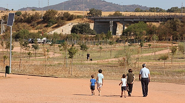 Una familia pasea este verano por la primera fase del parque de Levante
