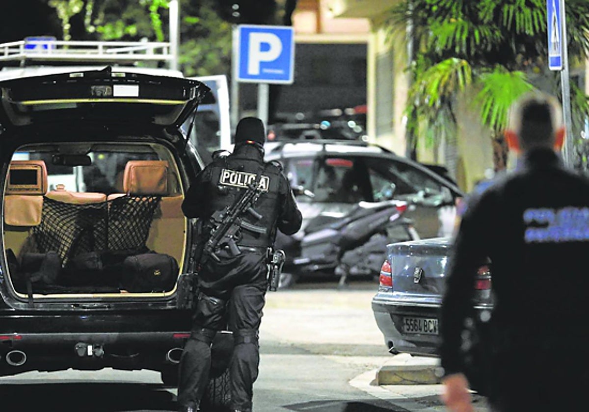 Imagen del operativo policial en Paterna para buscar al hombre que disparó a su vecino por un ataque de celos
