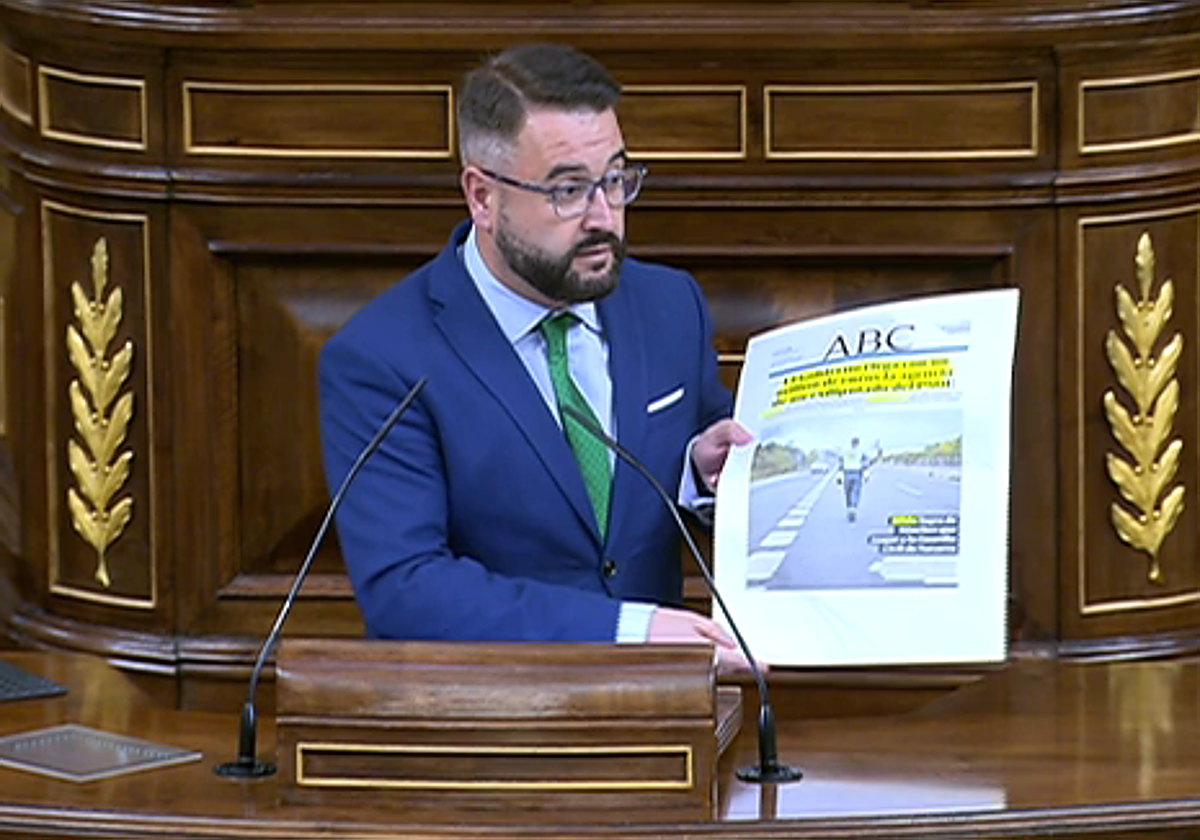 El portavoz de Deportes del grupo popular en el Congreso, Javier Merino, con la portada de ABC de este miércoles en la mano