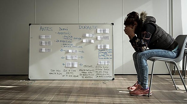 Silvia (nombre ficticio), en una de las salas donde las ayudan a identificar situaciones de riesgo