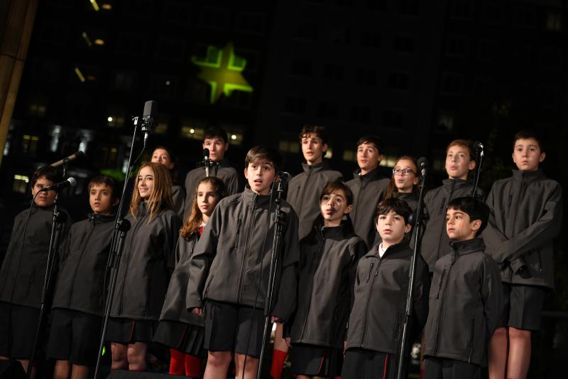 Los cantantes del coro de 'Los Niños del Coro' en el acto