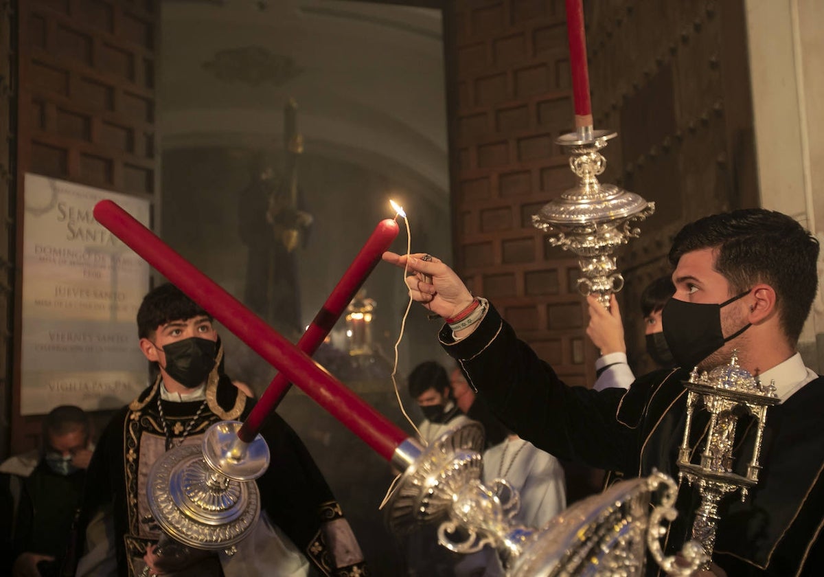 Acólitos del Señor del Soberano Poder en el vía crucis de la hermandad de la Quinta Angustia