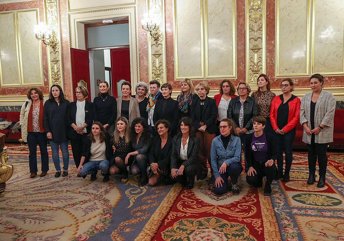 Varias diputadas se hacen una foto en el Congreso como muestra de apoyo a la ministra de Igualdad, Irene Montero