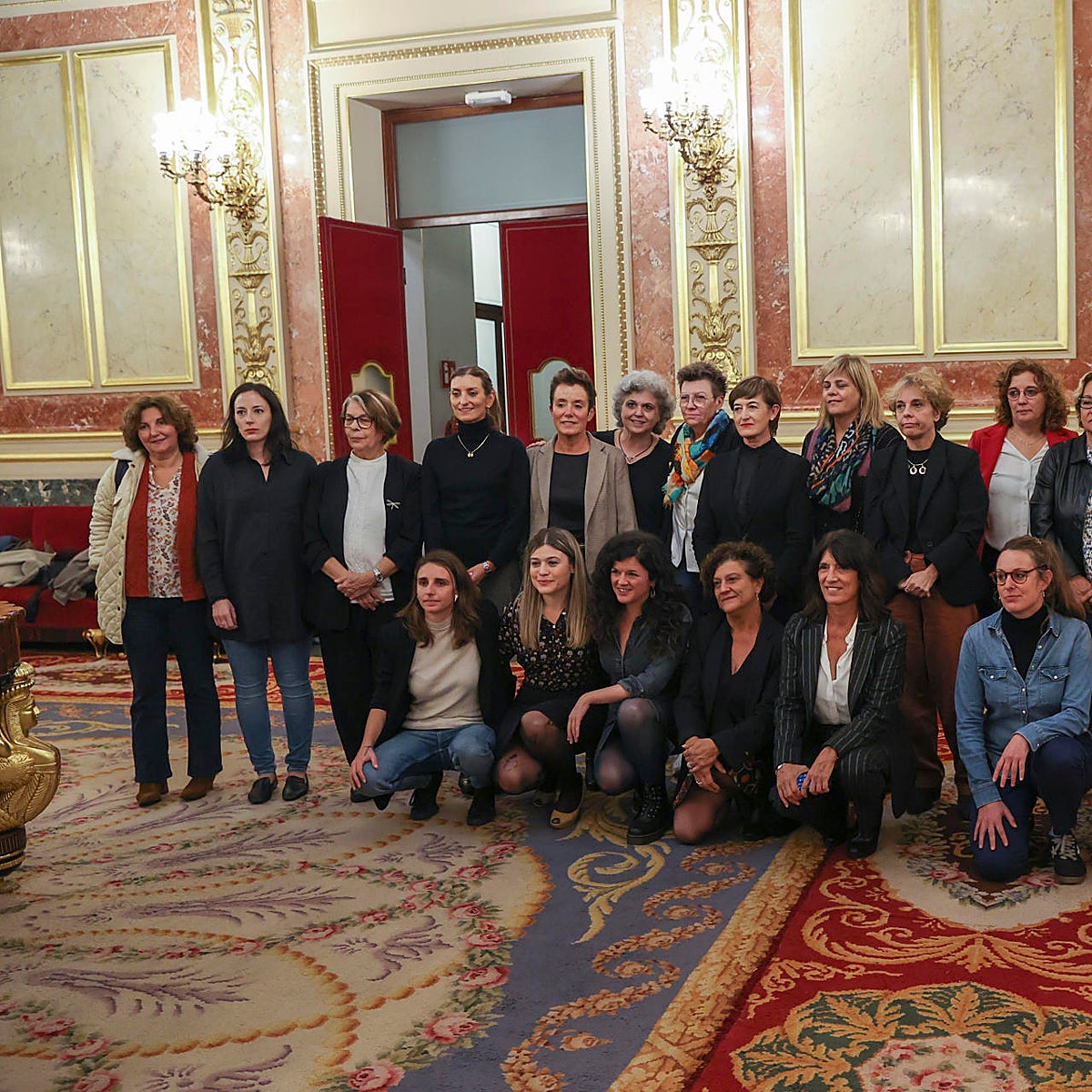Diputadas de todos los grupos, salvo PP y Vox, se fotografían en el Congreso en apoyo a Irene Montero