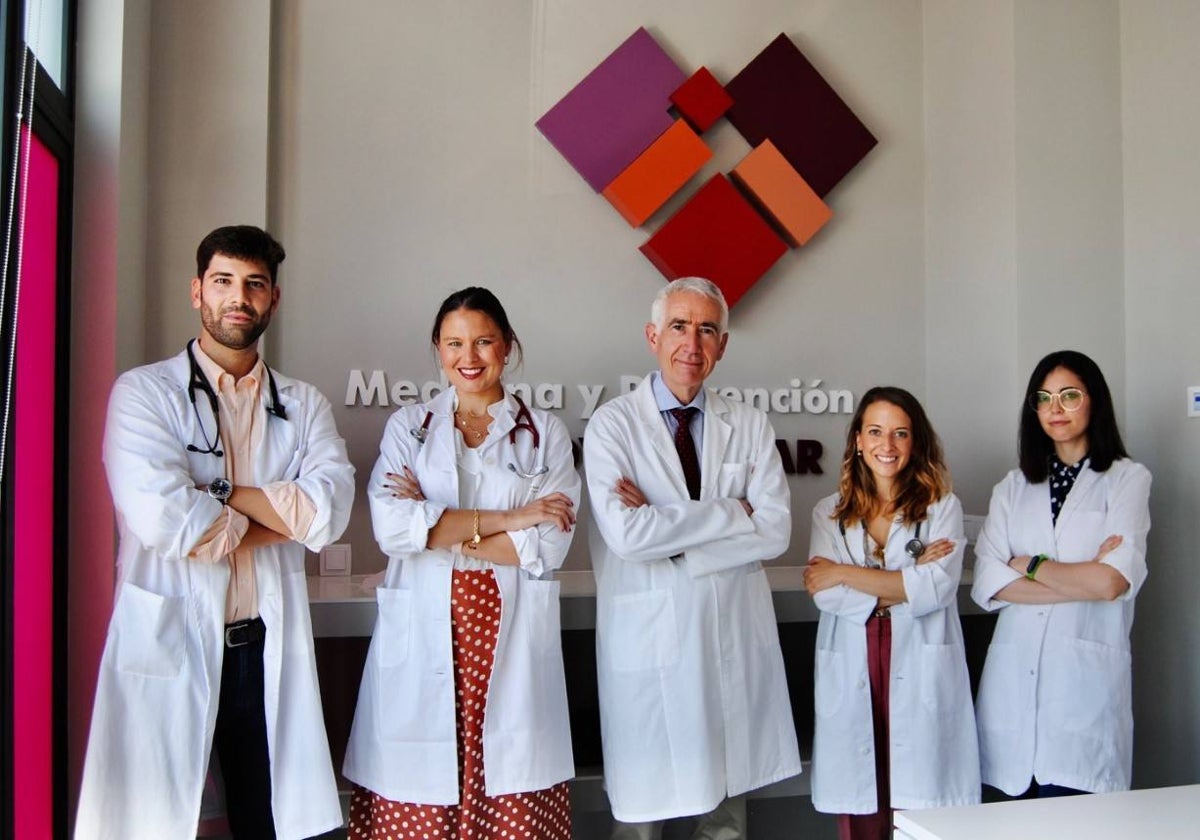 El doctor Rodríguez Padial, en el centro, con su equipo