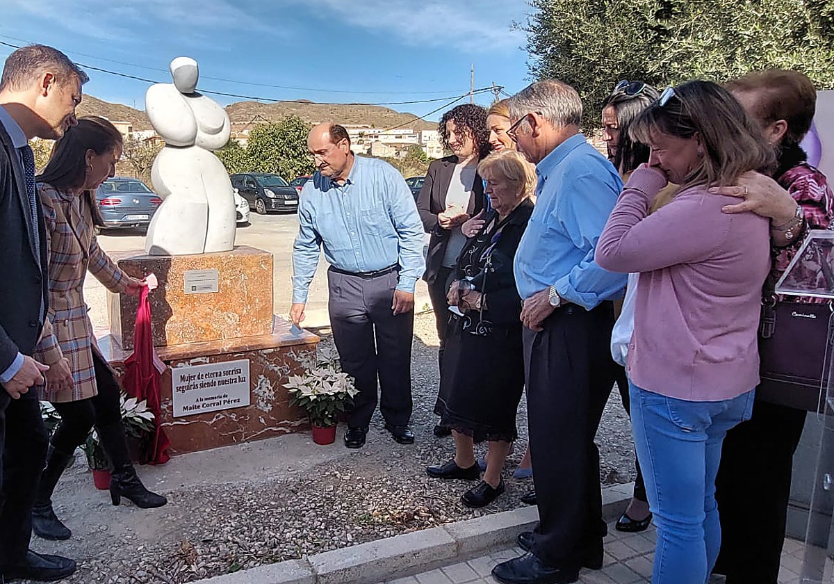La familia de Maite durante el acto homenaje en su memoria en Cantoria.