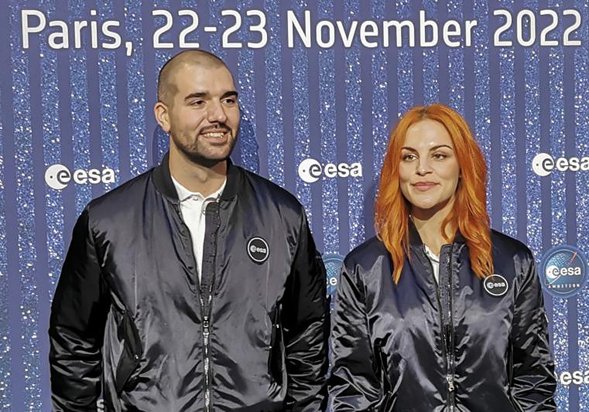 El ingeniero aeronáutico Pablo Álvarez y la investigadora Sara García, elegidos por la Agencia Espacial Europea, este miércoles en el acto en París