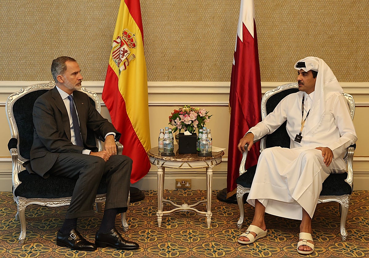 Felipe VI y el emir de Qatar, este jueves, en Doha