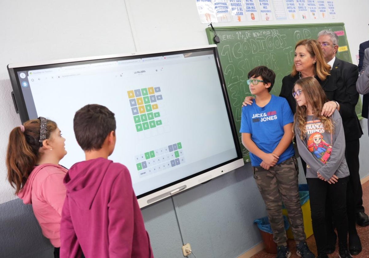 Rosa Ana Rodríguez ha visitado dos colegios en Quintanar de la Orden