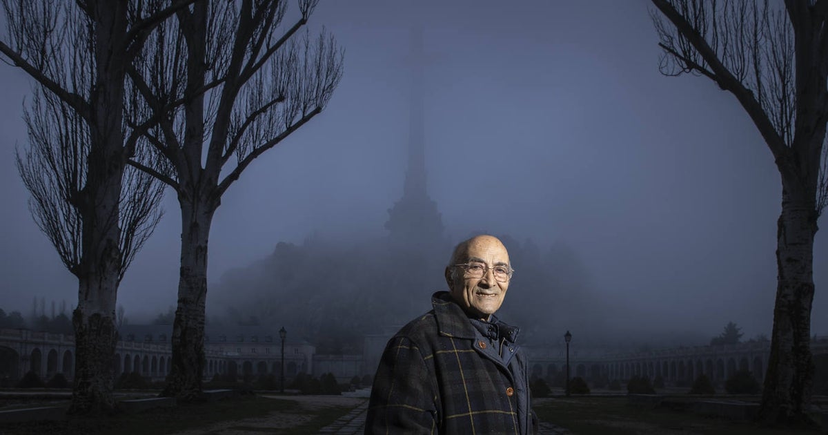 Juan de Ávalos Carballo posa entre penumbra con las esculturas paternas detrás