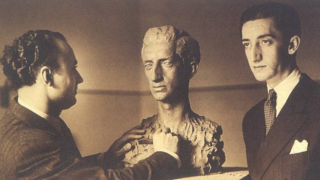 Juan de Ávalos tallando el busto de Manolete