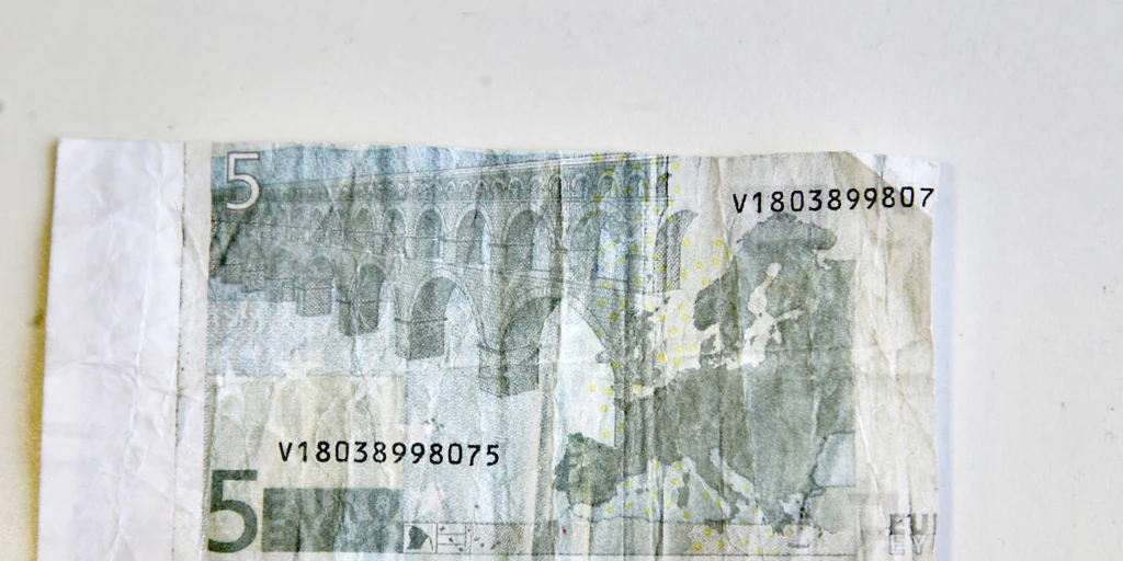 Una investigación del Banco de España detecta billetes falsos de cinco euros en circulación