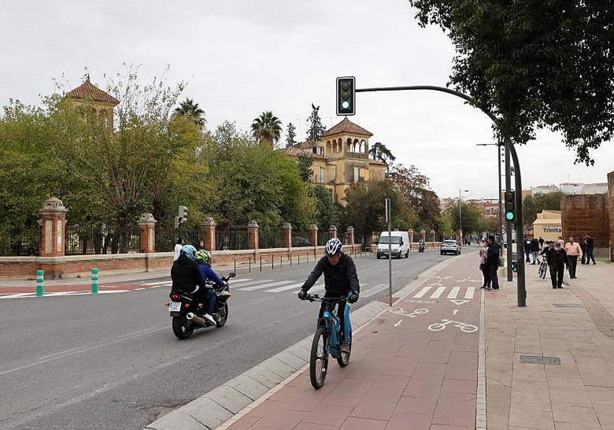 Carril bici de la Ronda del Marrubial en la acera ya reformada; al fondo, los pabellones militares que debe expropiar el Ayuntamiento