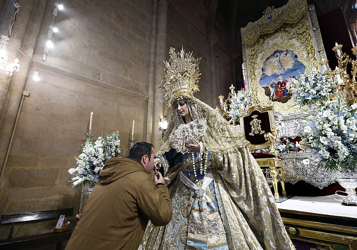 Besamanos de la Virgen de la Alegría en Santa Marina