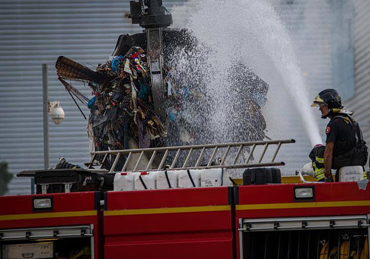 Actuación de los Bomberos de Barcelona en un incendio de mayo de este mismo año