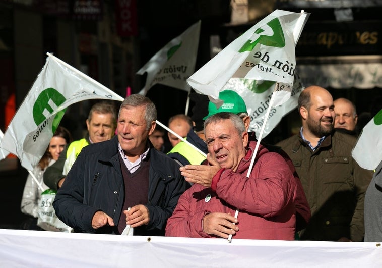 Cerca de 200 agricultores participan en una performance para criticar la gestión de los fondos del PDR