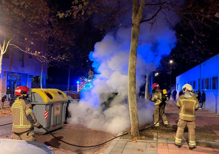 Gran humareda a raíz del incendio de un contenedor de papel en Valladolid