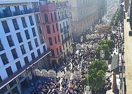 Imagen secundaria 1 - La Marea Blanca contra la política sanitaria de la Junta solo moviliza a 4.000 personas en Sevilla