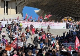 La Marea Blanca contra la política sanitaria de la Junta solo moviliza a 4.000 personas en Sevilla