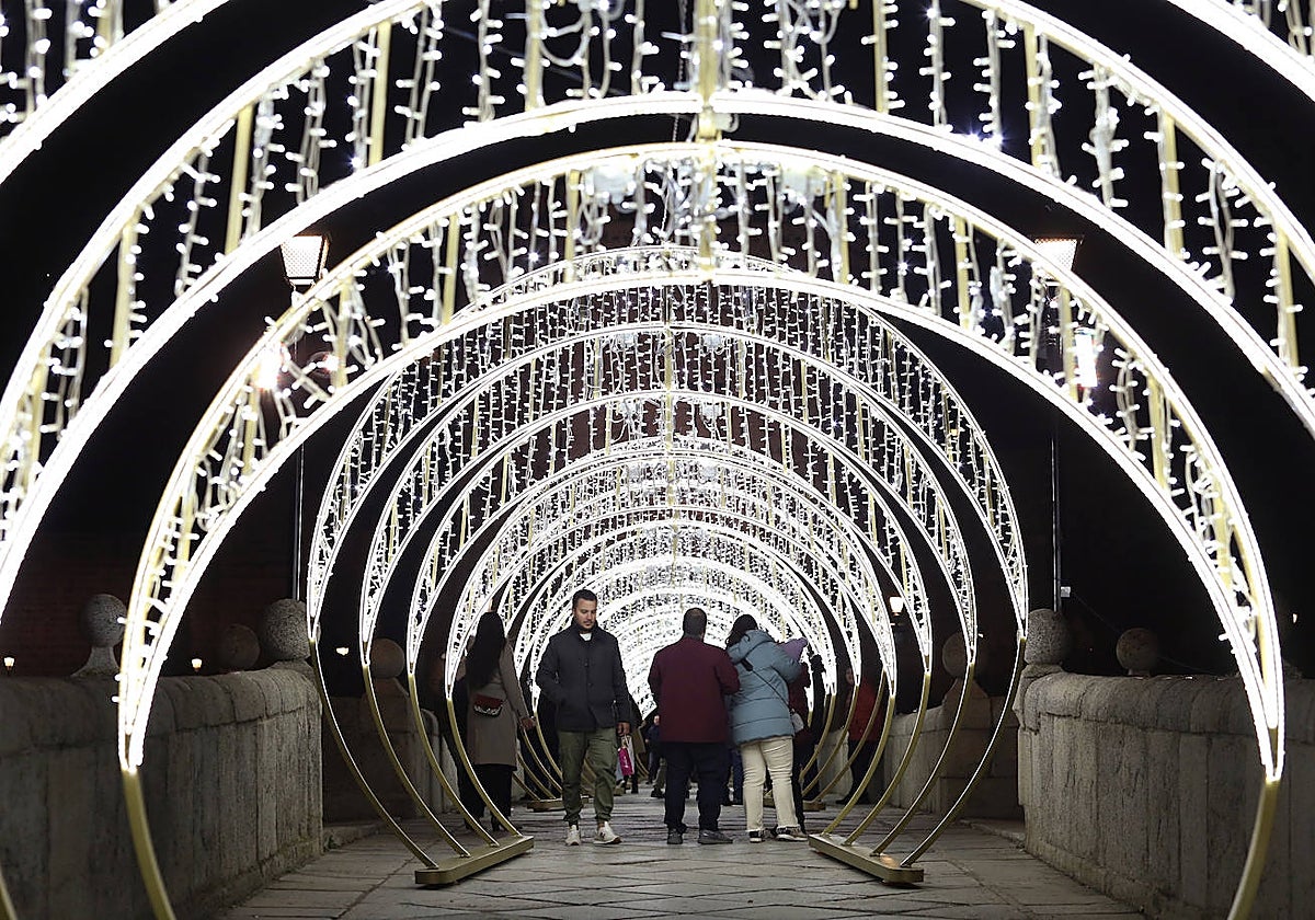 El puente de Alcántara presenta nueva iluminación navideña