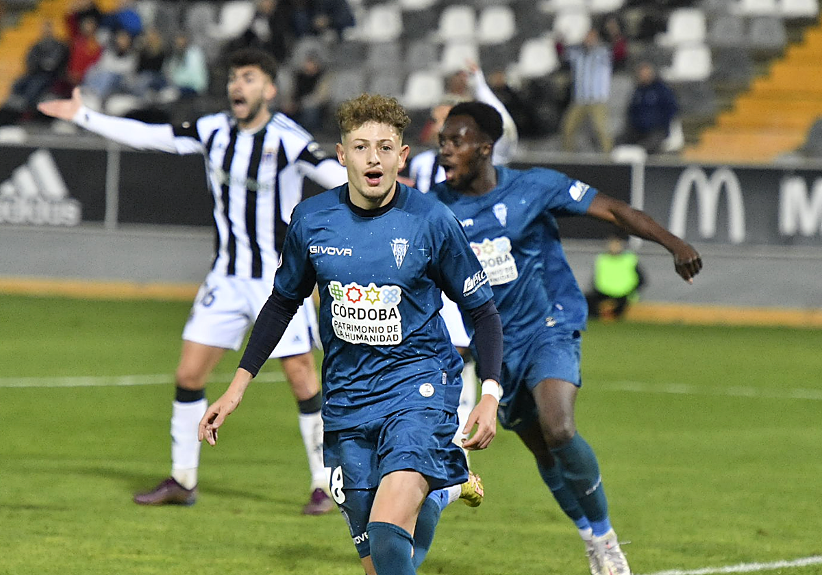 Un Córdoba CF de récord resiste la presión de sus perseguidores