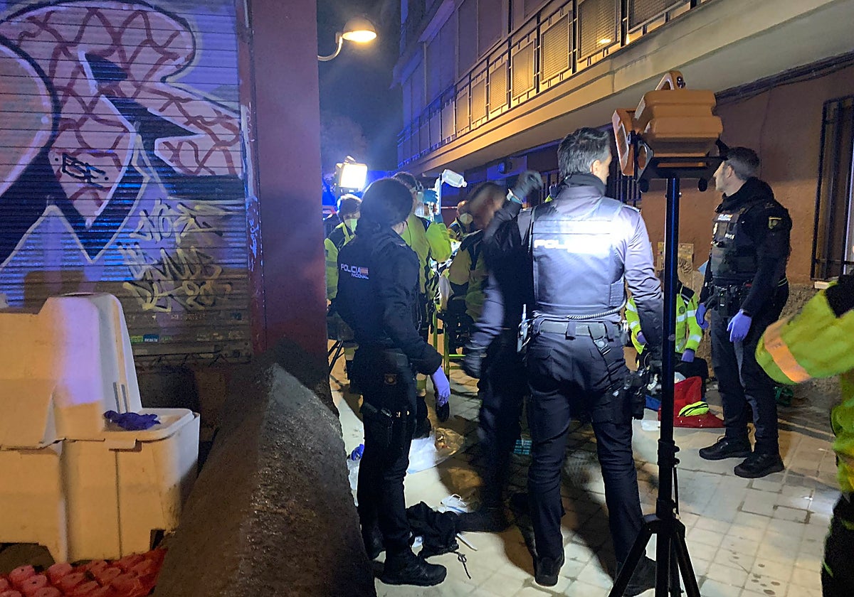 El Samur y la Policía, anoche, junto al herido