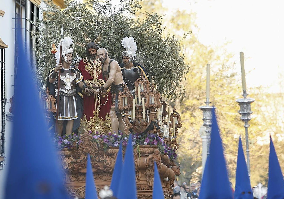 Paso del Señor, precedido por nazarenos, el Martes Santo de 2018