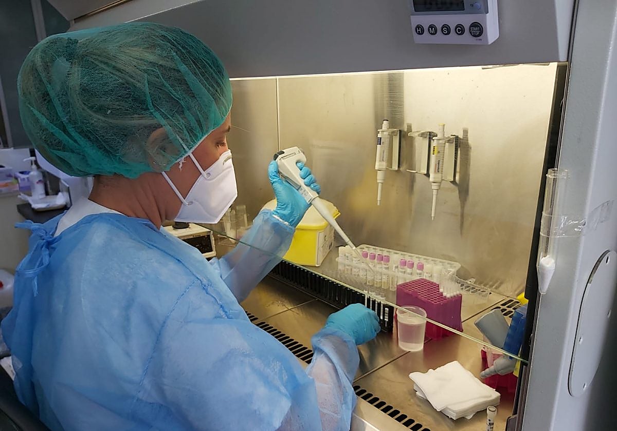 Sanitaria realizando trabajos de laboratorio en el HUC en foto de archivo