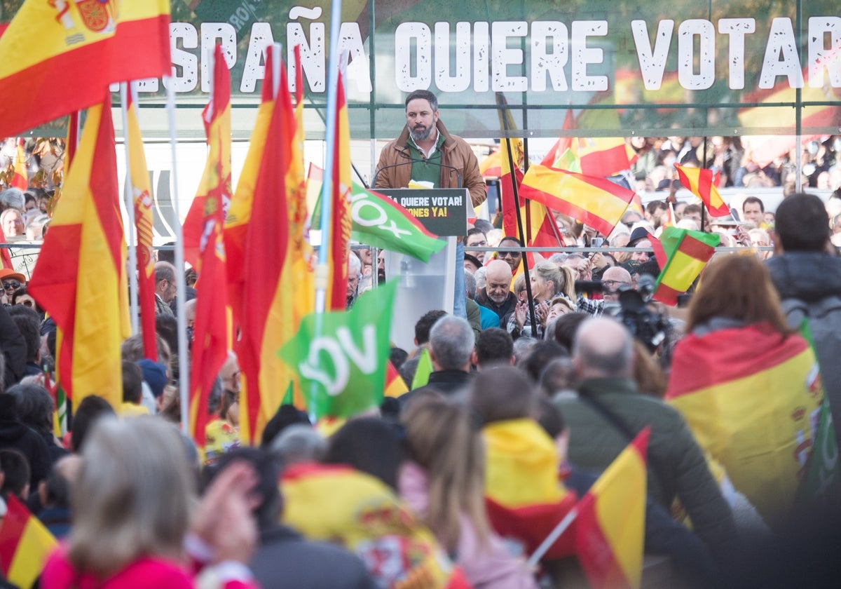 Vox saca pecho de su «masiva» protesta contra Sánchez y acusa a Feijóo de ponerse de perfil