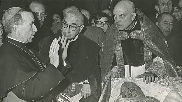 Exposición del cuerpo incorrupto de San Isidro, en un acto celebrado en la sacristía de la Real Colegiata, presidido por el arzobispo Casimiro Morcillo