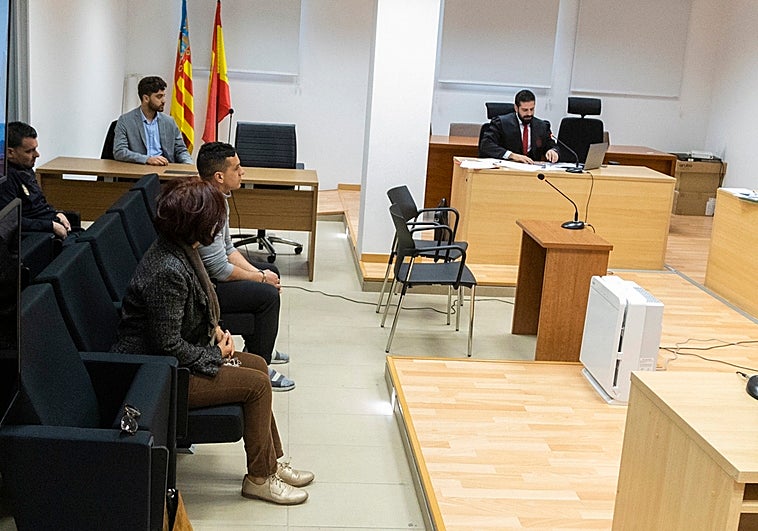 La Fiscalía pide 12 años de cárcel para un hombre prender fuego a varias tiendas de campaña en un descampado de Alicante