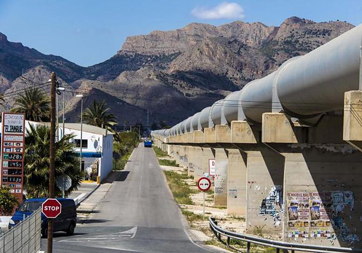 Conducciones del trasvase del Tajo al Segura a su paso por Orihuela.