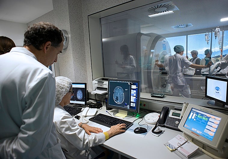 Una mujer de Barcelona despilfarra una herencia en compras absurdas, arruina a su familia y descubren que tiene un tumor cerebral