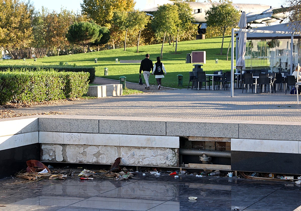 Suciedad en uno de los estanques de la zona verde y de esparcimiento, esta semana
