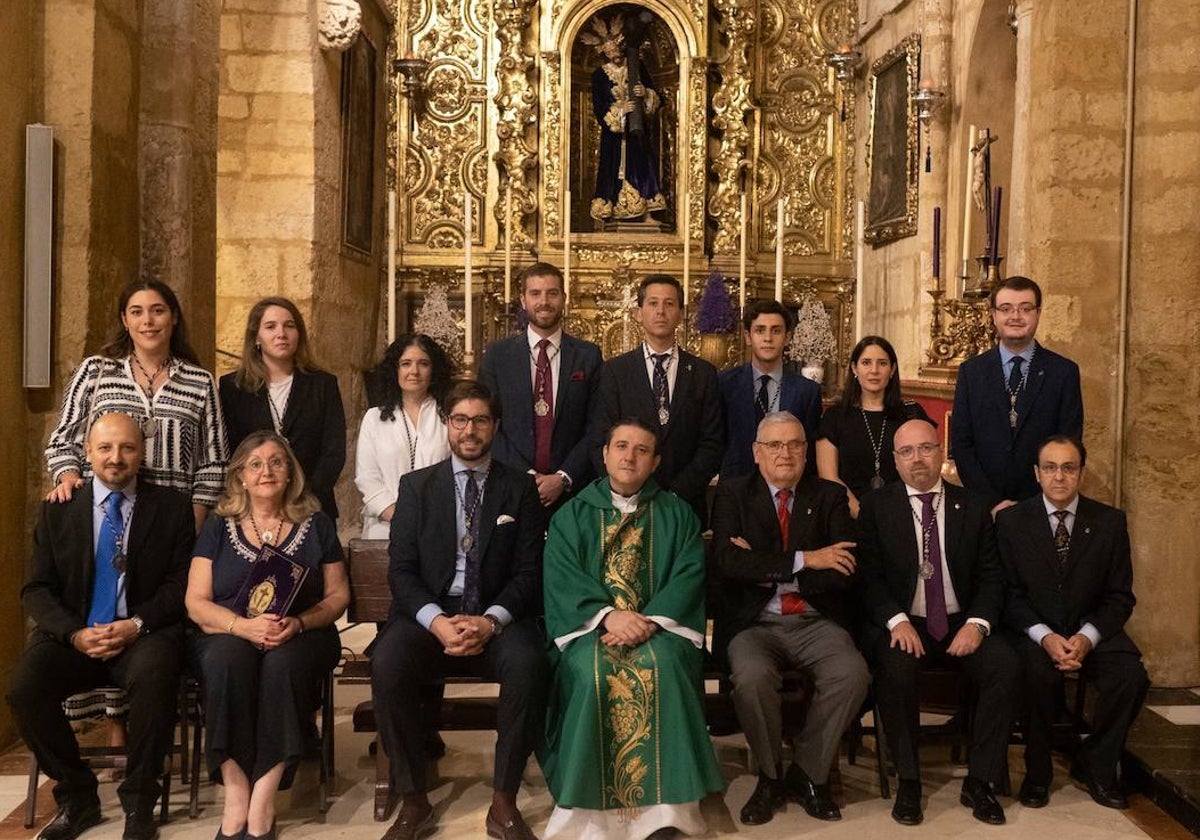 Juan Hinojosa, sentado, tercero por la izquierda, junto a su junta de gobierno