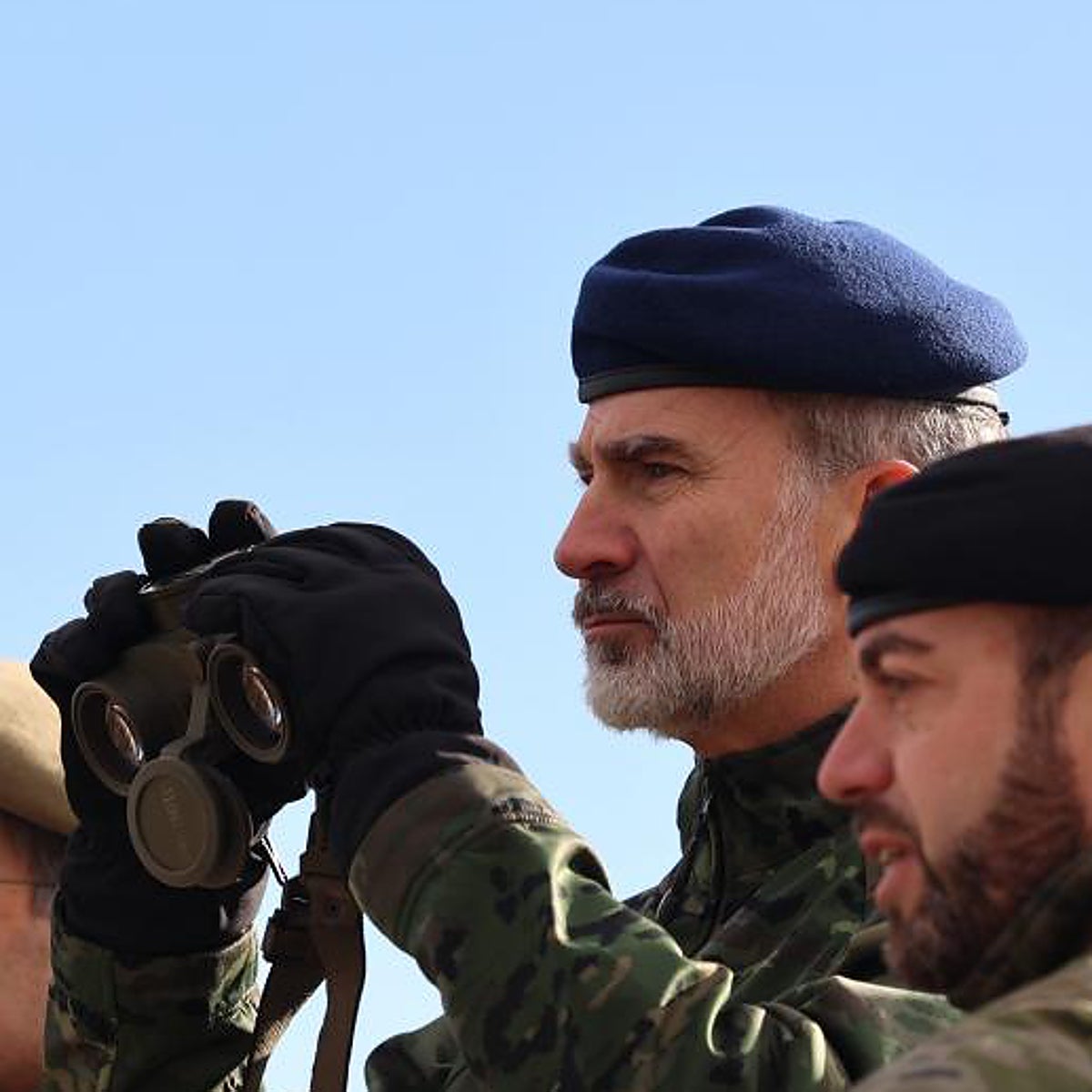 El Rey supervisa el fuego real español que desplegará en Letonia