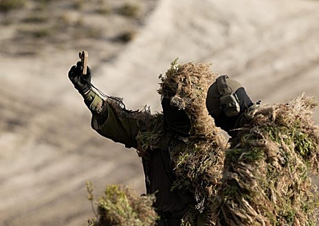 Imagen secundaria 1 - Felipe VI asiste al ejercicio de evaluación que está desarrollando en el Centro Nacional de Adiestramiento ‘San Gregorio’ el personal de la XII rotación de la operación ‘Enhanced Force Presence’ (eFP) que próximamente desplegará en Letonia.