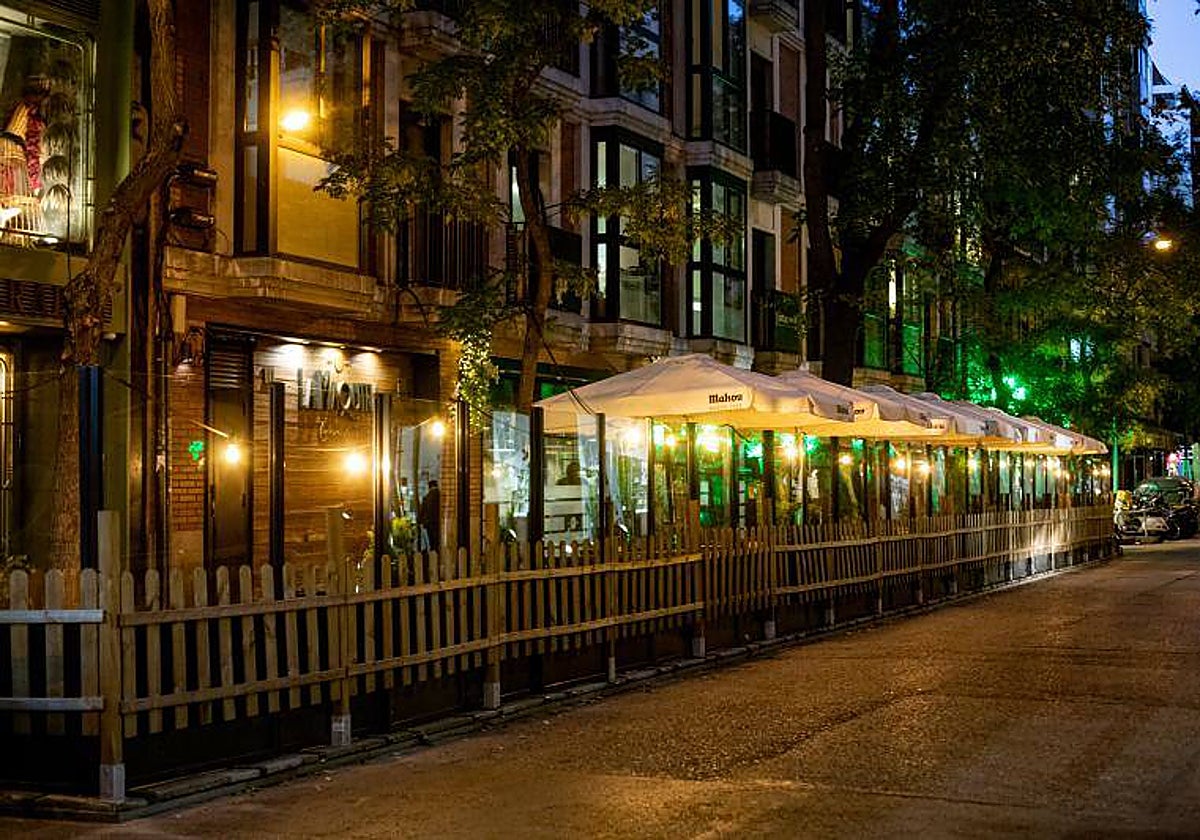 Las terrazas Covid sobre plazas de aparcamiento instaladas en Ponzano