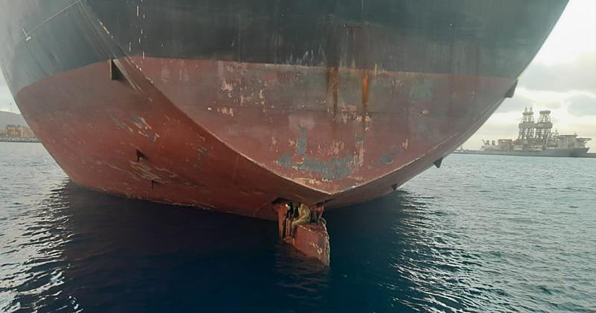 La extraña odisea de tres polizones: 11 días sobre la pala del timón de un buque