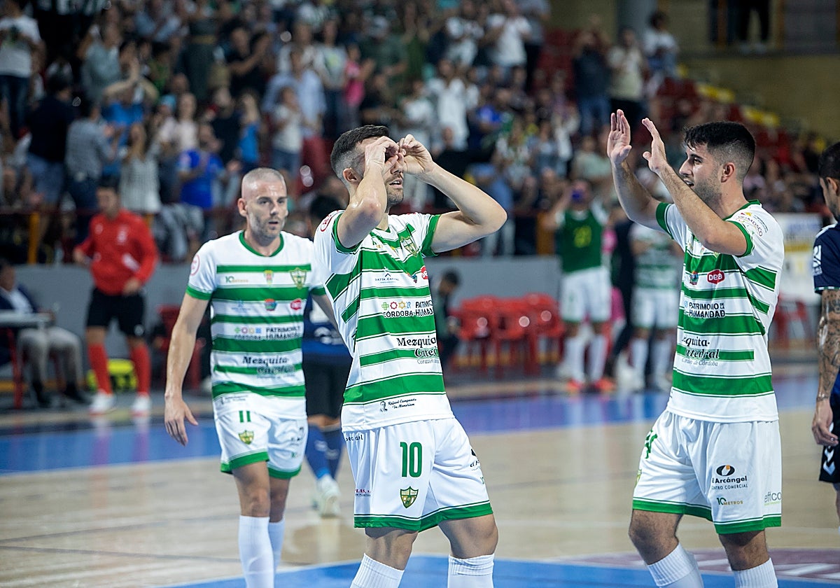 Saura festeja un gol con el Córdoba Patrimonio
