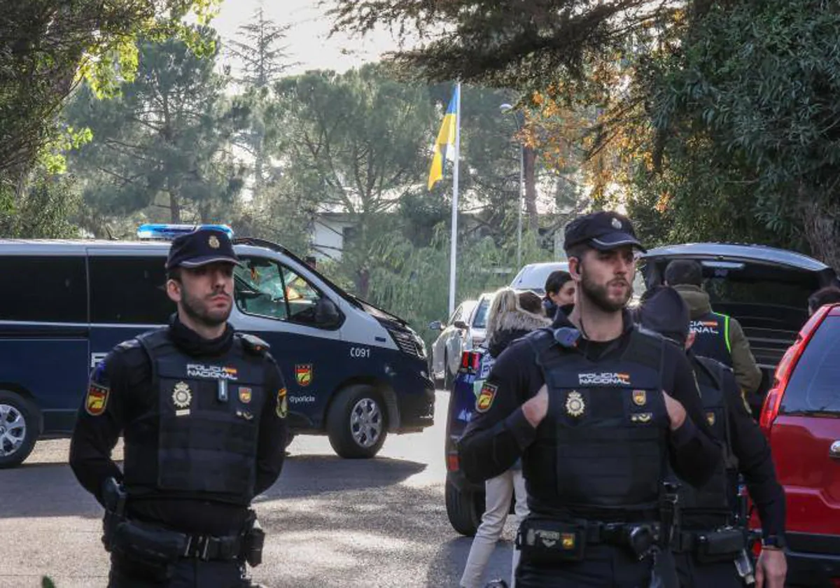 Agentes policiales, en los aledaños de la Embajada de Ucrania en Madrid