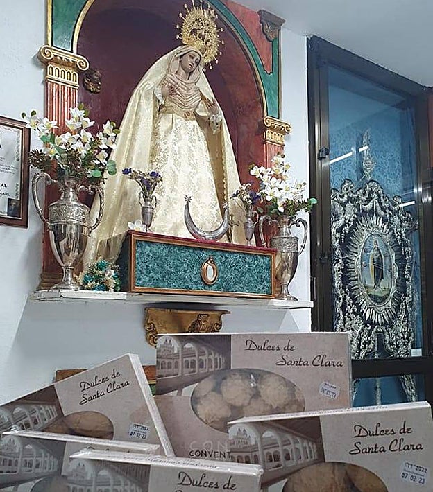 Cajas dispuestas en la casa de hermandad ante la Virgen de la Concepción en su Desamparo
