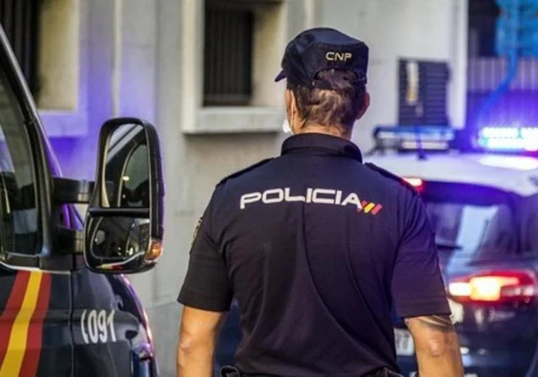 Un agente de la Policía Nacional