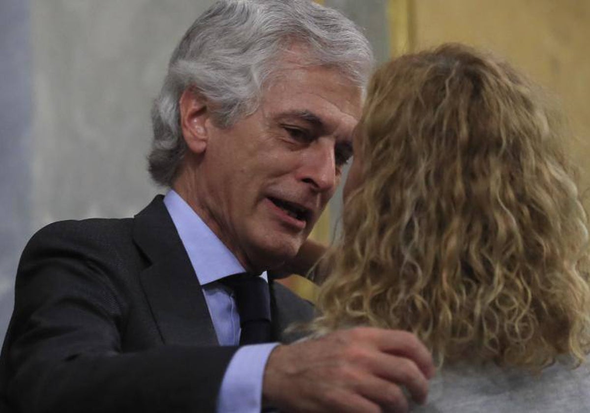 Batet y Suárez protagonizan en el Congreso una emotiva despedida entre oponentes