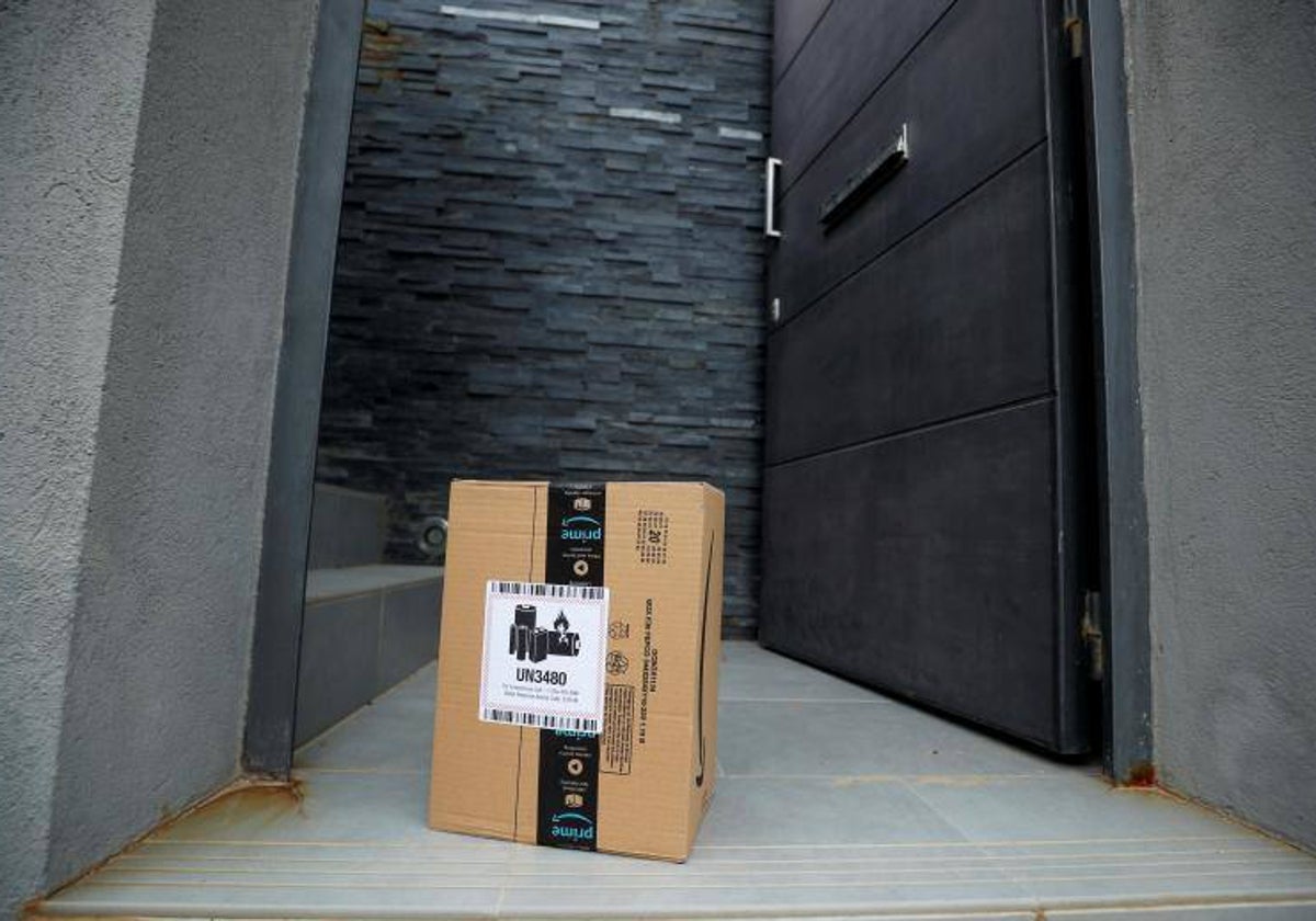 Un paquete de una gran empresa de e-commerce, en la puerta de un domicilio de Barcelona