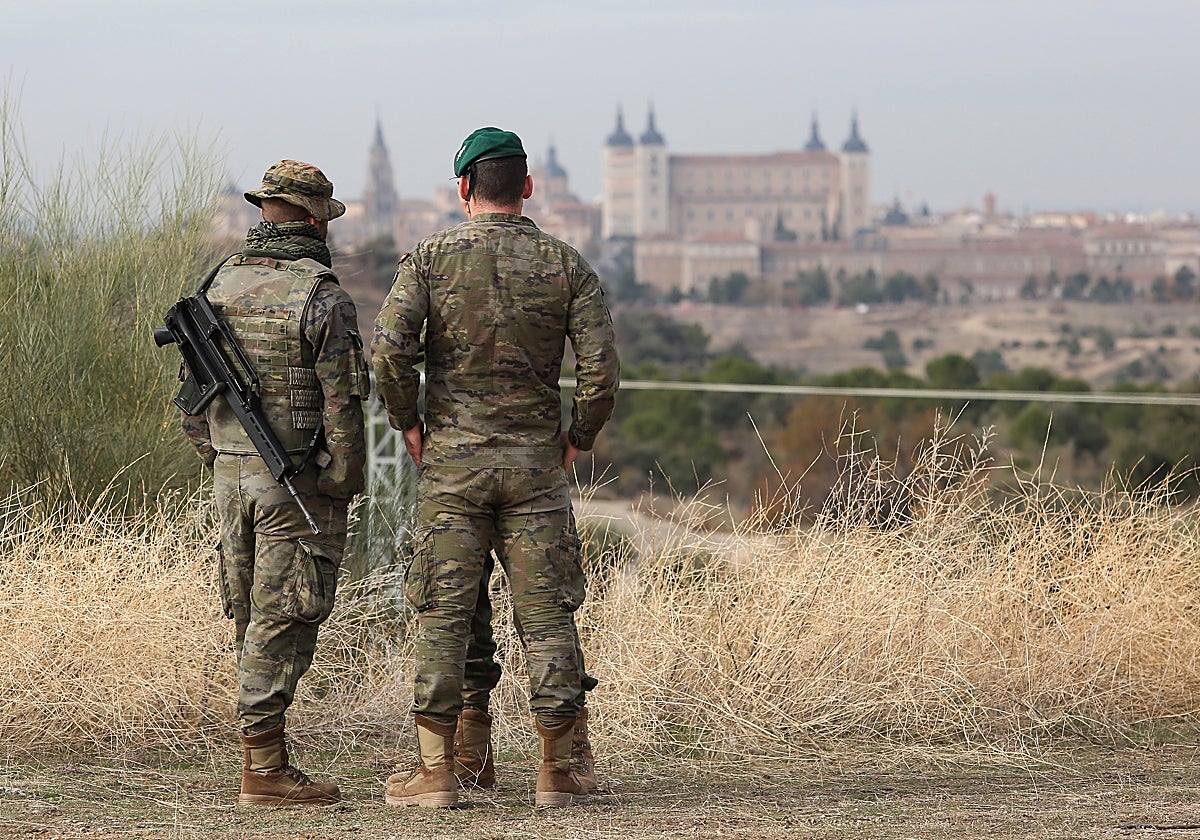 Dos soldados ucranianos en la Academia de Infantería de Toledo, frente al Alcázar