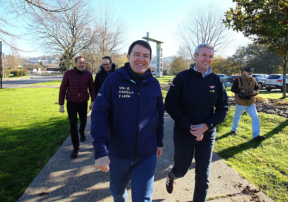 Mañueco une fuerzas con Rueda en Santiago para pedir «una apuesta clara» por el Corredor Atlántico