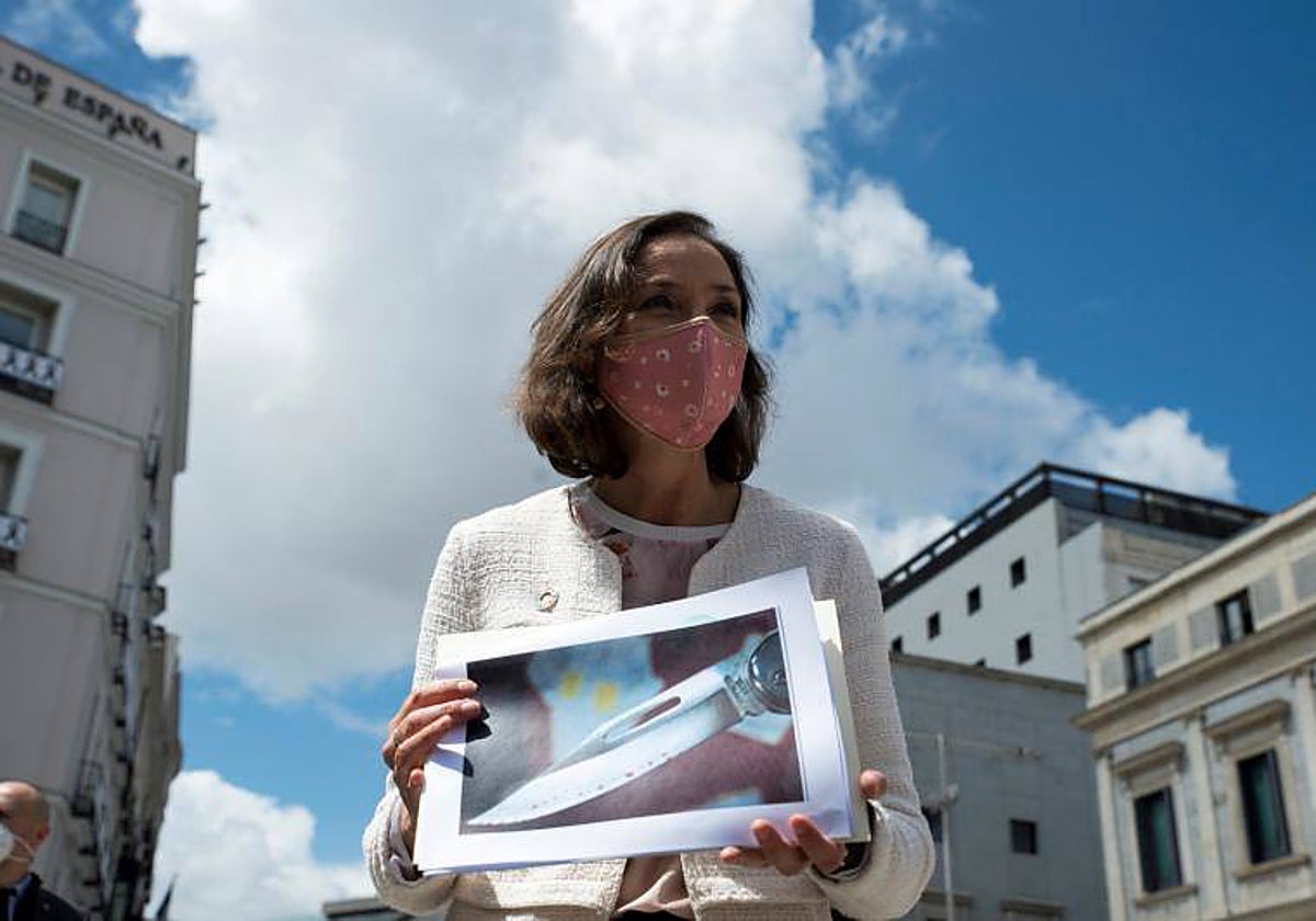 La ministra Reyes Maroto enseña, el año pasado, la foto de la navaja que recibió