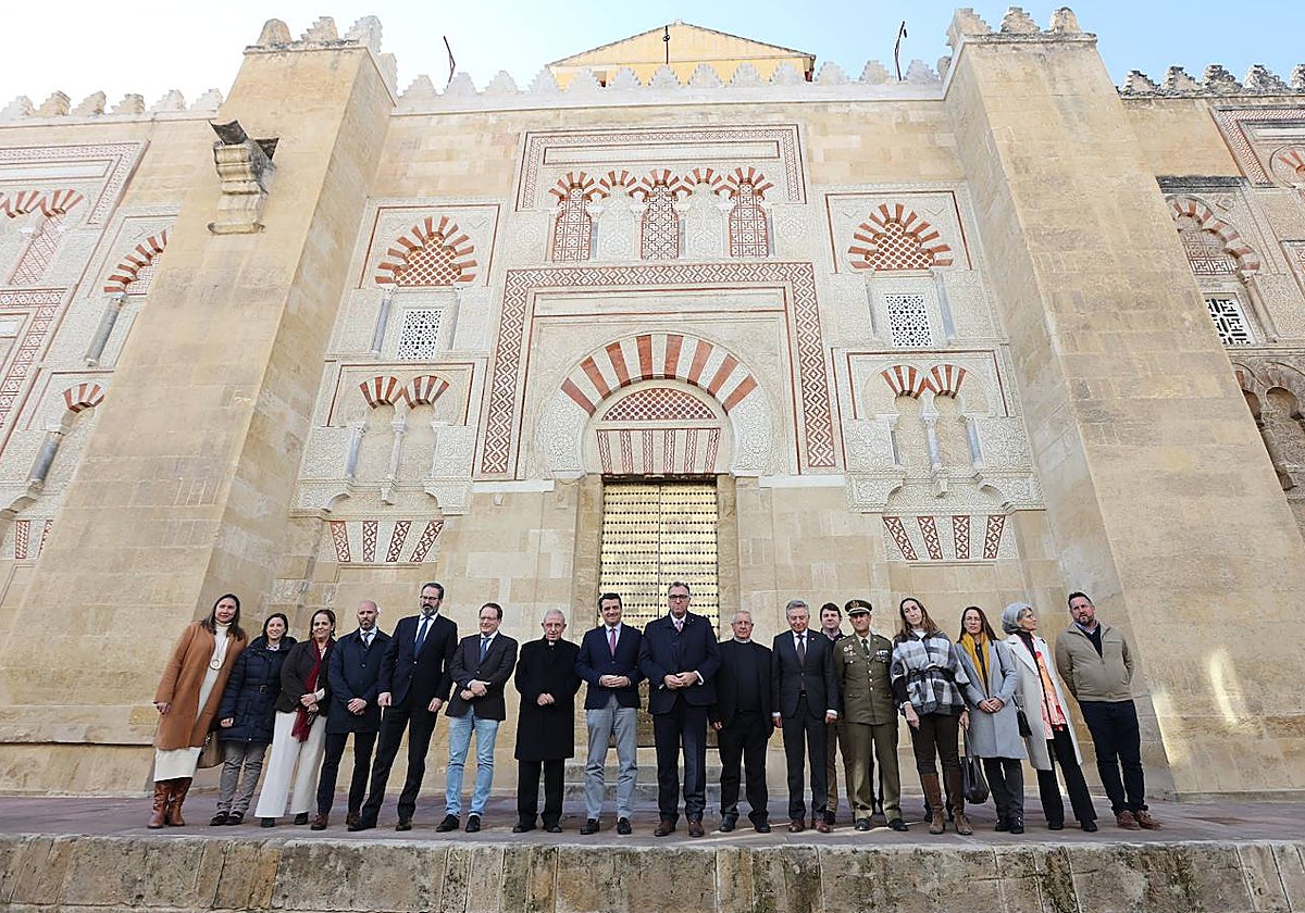 Autoridades, entre ellos el alcalde y el consejero de Cultura, en la presentación, junto a la puerta