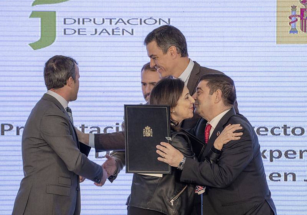 Sánchez y la ministra Margarita Robles, en la firma de la cesión de los terrenos para la construcción de la base